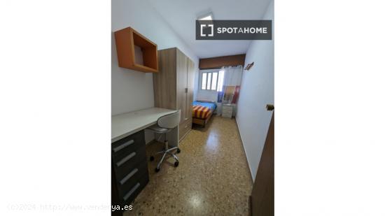 Se alquila habitación en piso de 4 dormitorios en Algirós, Valencia - VALENCIA