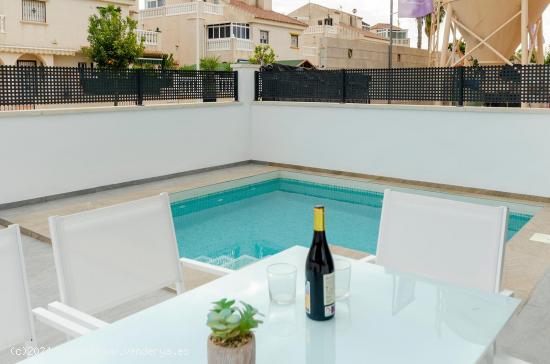 Villas de 3 dormitorios y 3 baños con piscina privada, zona Torrevieja - ALICANTE