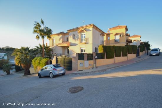  IMPRESIONANTE CHALET EN URBANIZACIÓN CADIMA (ALHENDÍN) - GRANADA 