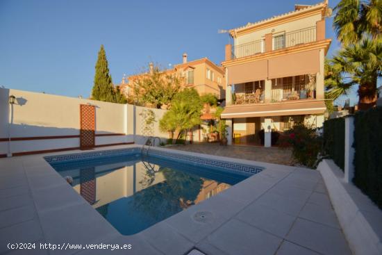 IMPRESIONANTE CHALET EN URBANIZACIÓN CADIMA (ALHENDÍN) - GRANADA