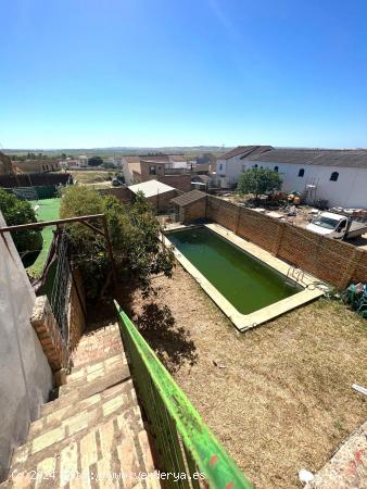 CHALET CON PISCINA EN LA LOCALIDAD DE GERENA, PARA TERMINAR. - SEVILLA