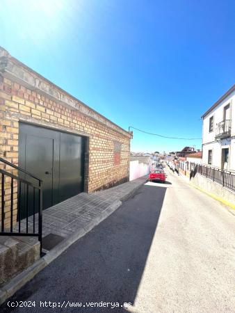 CHALET CON PISCINA EN LA LOCALIDAD DE GERENA, PARA TERMINAR. - SEVILLA