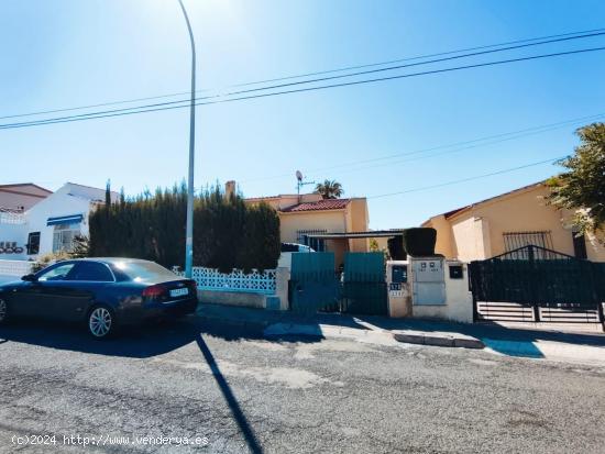 Fantástico chalet con parcela en Urbanización La Marina, Alicante, Costa Blanca - ALICANTE