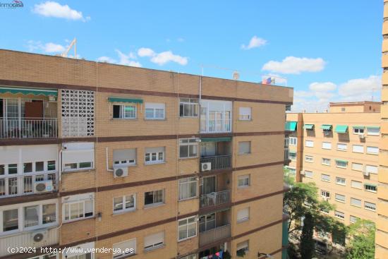 PISO DE   CUATRO  DORMITORIOS, ZAIDIN, AMUEBLADO ,JUNTO ESTADIO DE LOS CARMENES. - GRANADA