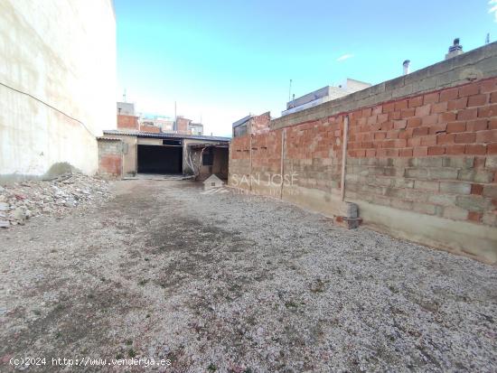  SE VENDE ALMACÉN EN NOVELDA CON PATIO PARA APARCAMIENTO. - ALICANTE 