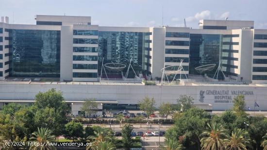 Piso de tres dormitorios, amueblado con terraza, piscina, plaza de garaje y trastero - VALENCIA