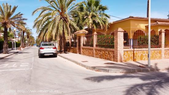 VENTA CASA INDEPENDIENTE 3 DORM. 2 BAÑOS EN CABO ROIG ESQUINA CON GRANDE PARCELA DE 450 M2 - ALICAN