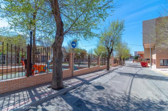 Parcela de esquina con gran fachada en el parque del pilar de Recas. - TOLEDO