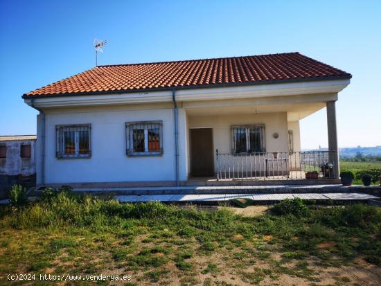 Urbis te ofrece un espectacular terreno con chalet en venta en Ciudad Rodrigo, Salamanca. - SALAMANC