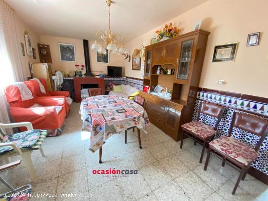 CASA CON COCHERA Y TEJADO NUEVO - CORDOBA