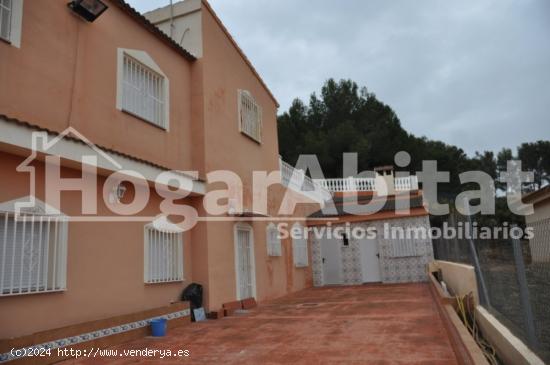 CHALET REFORMADO de 2 alturas con PISCINA, PARCELA y GARAJE - VALENCIA