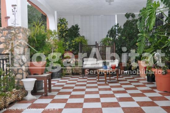 CHALET REFORMADO con PISCINA, JARDÍN y GARAJE - VALENCIA