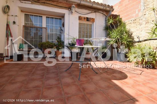 Casa muy amplia con patio y gran terraza - VALENCIA