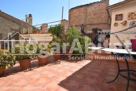 Casa muy amplia con patio y gran terraza - VALENCIA