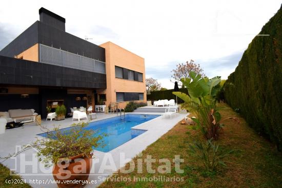 IMPRESIONANTE CHALET CON PISCINA, GARAJE Y AMPLIA TERRAZA - VALENCIA