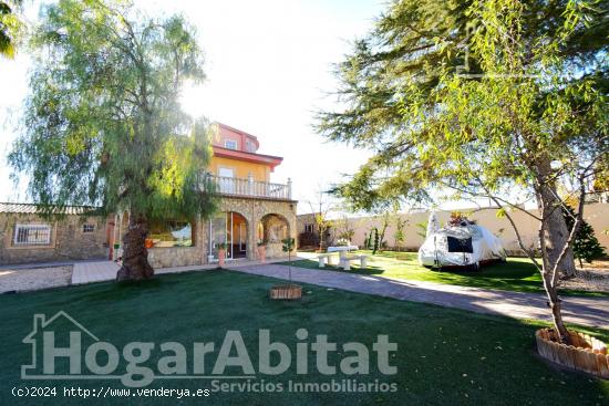 IMPRESIONANTE CHALET CON PISCINA, JARDÍN Y GARAJE - VALENCIA