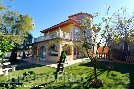 IMPRESIONANTE CHALET CON PISCINA, JARDÍN Y GARAJE - VALENCIA