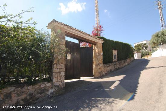 Magnífico chalet situado en Urbanización Privada rodeado de naturaleza - VALENCIA