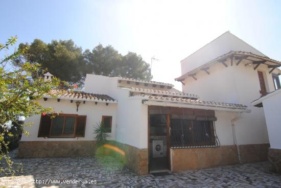 Magnífico chalet situado en Urbanización Privada rodeado de naturaleza - VALENCIA