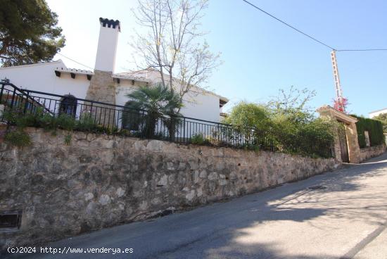 Magnífico chalet situado en Urbanización Privada rodeado de naturaleza - VALENCIA