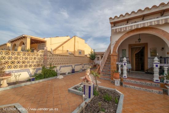 Villa independiente con propia piscina en Torrevieja, El Chaparral - ALICANTE