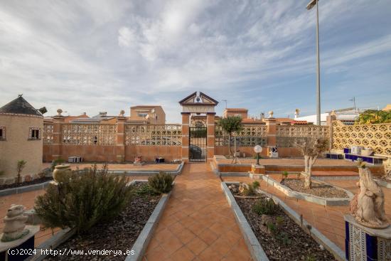 Villa independiente con propia piscina en Torrevieja, El Chaparral - ALICANTE