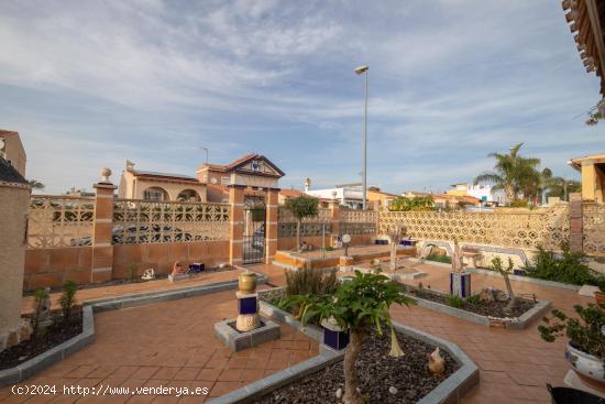 Villa independiente con propia piscina en Torrevieja, El Chaparral - ALICANTE