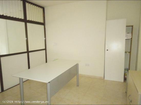 BAJO COMERCIAL POR 300 EUROS EN ALQUILER JUNTO A PESET ALEIXANDRE - VALENCIA