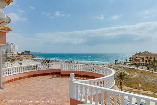 ESPECTACULAR VILLA CON VISTAS FRONTALES AL MAR! PRIMERA LINEA! 5 DORM. 8 CUARTOS DE BAÑO. 270 M2. -