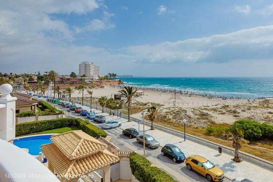 ESPECTACULAR VILLA CON VISTAS FRONTALES AL MAR! PRIMERA LINEA! 5 DORM. 8 CUARTOS DE BAÑO. 270 M2. -