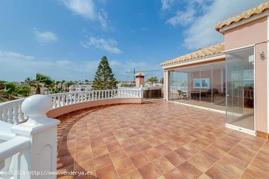 ESPECTACULAR VILLA CON VISTAS FRONTALES AL MAR! PRIMERA LINEA! 5 DORM. 8 CUARTOS DE BAÑO. 270 M2. -