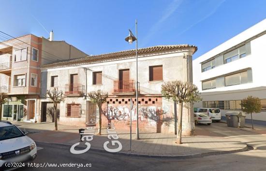 CASA A REFORMAR EN PLENO CENTRO DE ALCÁZAR CON 117 m2 DE PARCELA Y 20 metros de fachada. - CIUDAD R