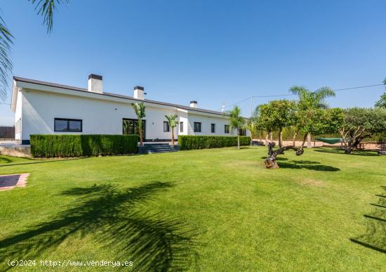 CHALET DE DISEÑO CON ESPECTACULARES JARDINES - ALICANTE