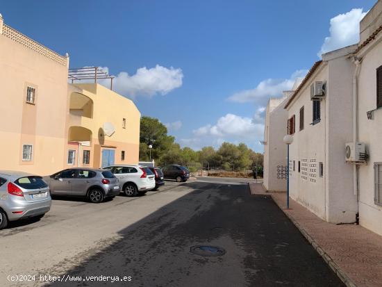 BUNGALOW DE 2 DORMITORIOS CON PISCINA COMUNITARIA Y SOLÁRIUM PRIVADO - ZONA CHAPARRAL - - ALICANTE