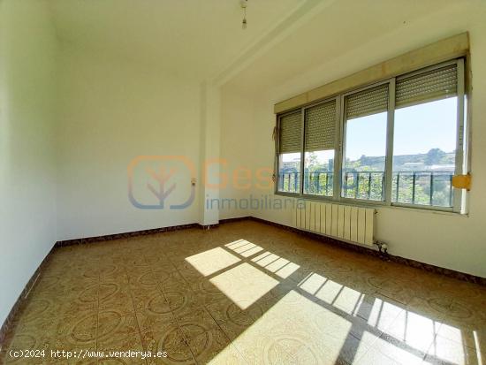 GRAN PISO DE 6 HABITACIONES, 2 TERRAZAS, GARAJE Y ASCENSOR EN SEGOVIA - SEGOVIA