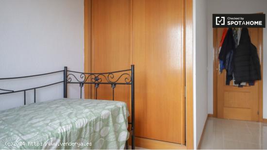 Se alquila habitación en piso de 2 dormitorios en madrid. - MADRID