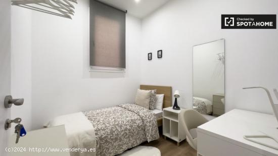 Se alquila habitación en piso de 5 habitaciones en El Raval - BARCELONA