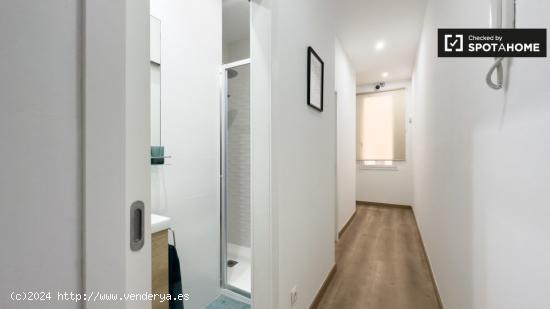 Se alquila habitación en piso de 5 habitaciones en El Raval - BARCELONA