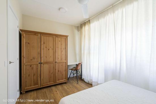 Elegante habitación en piso de 4 dormitorios en Nueva España - MADRID