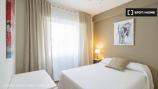 Elegante habitación en piso de 4 dormitorios en Nueva España - MADRID