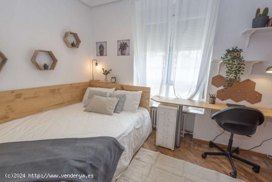 Enorme habitación con escritorio en un apartamento de 6 habitaciones, Moncloa - MADRID