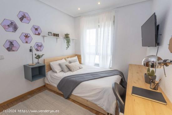  Amplia habitación con escritorio en un apartamento de 6 habitaciones, Moncloa - MADRID 