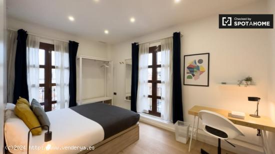 Se alquila habitación en piso de 5 habitaciones en Barcelona - BARCELONA