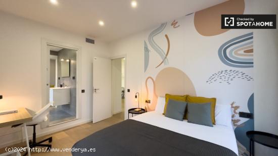 Se alquila habitación en piso de 5 habitaciones en Barcelona - BARCELONA