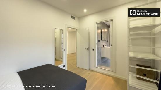 Se alquila habitación en piso de 5 habitaciones en Barcelona - BARCELONA