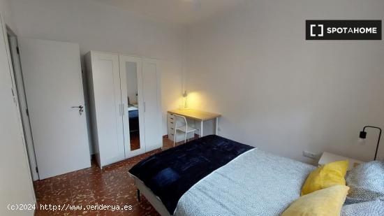 Habitación en piso compartido en valencia. - VALENCIA