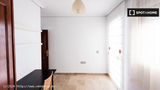 Se alquila habitación en piso de 4 habitaciones en Sevilla - SEVILLA