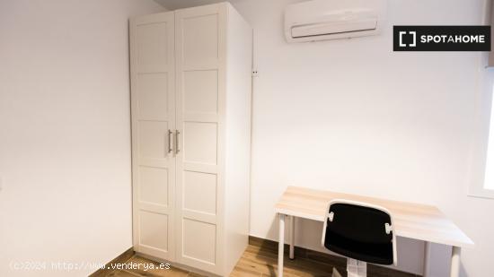 Se alquila habitación en piso de 3 dormitorios en Sevilla - SEVILLA