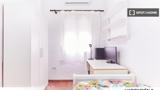 Se alquila habitación en piso de 3 dormitorios en Sevilla, Sevilla - SEVILLA