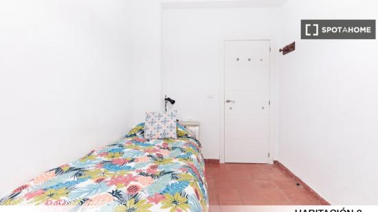 Se alquila habitación en piso de 3 dormitorios en Sevilla, Sevilla - SEVILLA